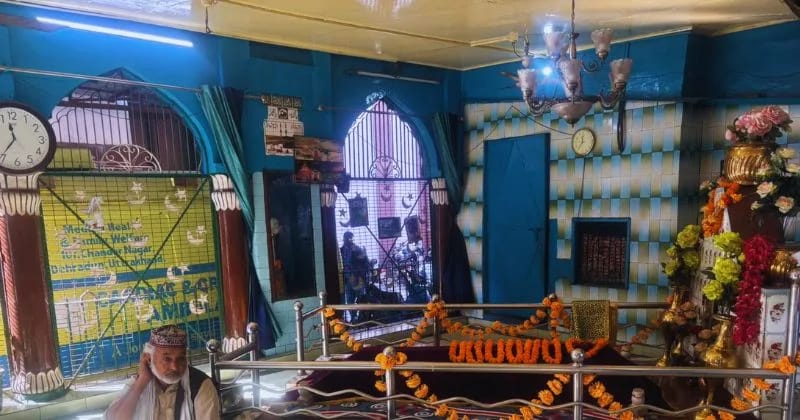 उत्तराखंड की राजधानी के दून अस्पताल में बनी अवैध मजार पर चला धामी सरकार का बुल्डोजर सीएम पोर्टल पर दर्ज हुई थी शिकायत, प्रशासनिक जांच के बाद हुई देर रात में कार्रवाई।