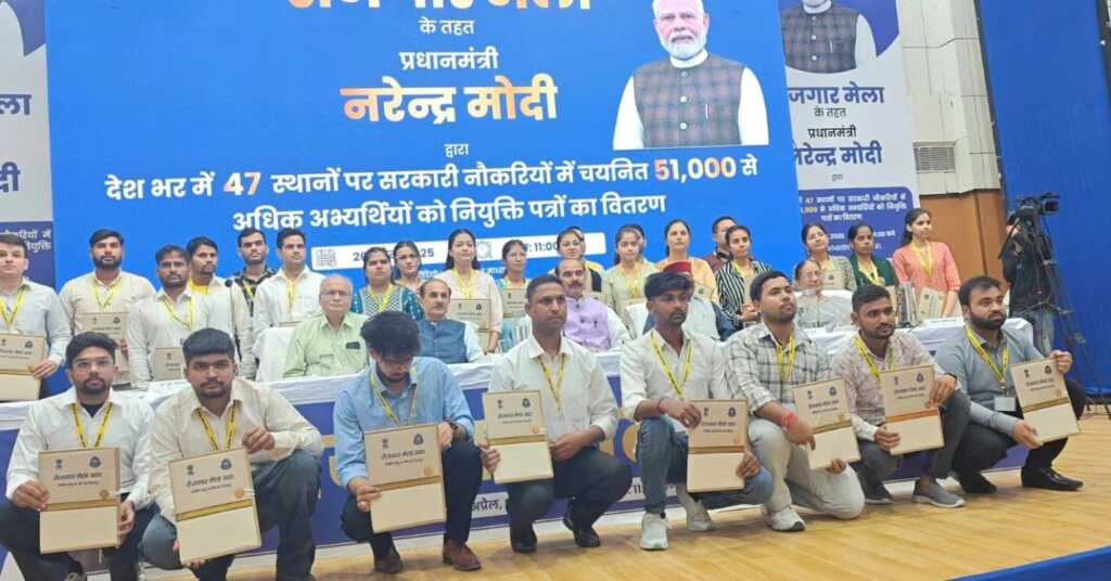 उत्तराखंड में केंद्रीय राज्य मंत्री अजय टम्टा ने देहरादून में आयोजित 15वें रोज़गार मेले में चयनित उम्मीदवारों को सौंपे नियुक्ति पत्र।