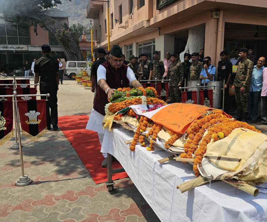 उत्तराखंड में राइफलमैन समीर आले के पार्थिव शरीर पर पुष्प चक्र अर्पित कर उन्हें भावपूर्ण श्रद्धांजलि देते सैनिक कल्याण मंत्री गणेश जोशी।