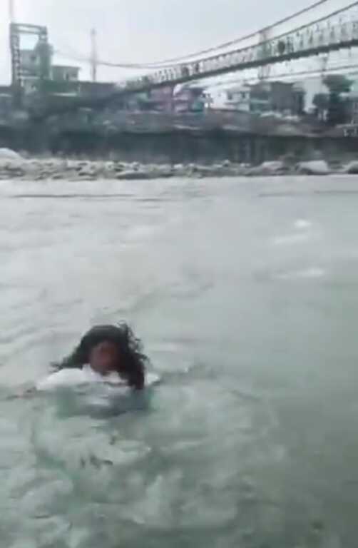 उत्तराखंड में यहाँ रील बनाने की सनक ने ली महिला की जान वीडियो हो रहा वायरल।