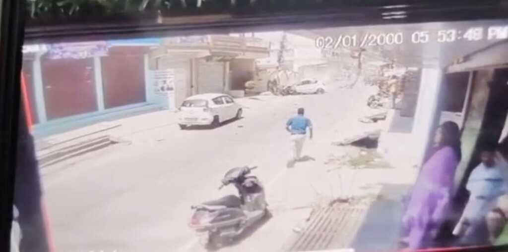 उत्तराखंड में देहरादून के सेलाकुई निगम रोड सड़क हादसे का खतरनाक CCTV वीडियो आया सामने, कार चालक की स्थानीय लोगों ने जमकर की सुताई।