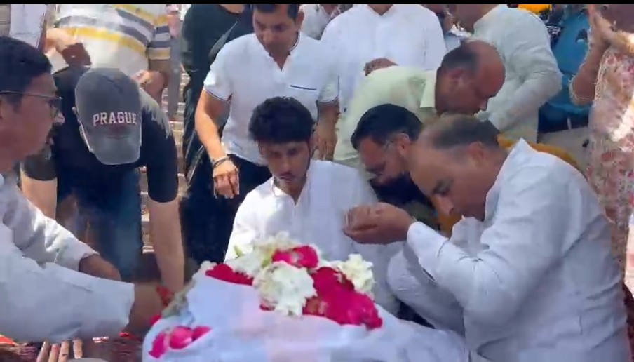उत्तराखंड में पहलगाम आतंकी हमले में शहीद हुए विनय नरवाल की अस्थियां आज हर की पैड़ी पर विधिवत पूजा-पाठ के साथ गंगा में विसर्जित।