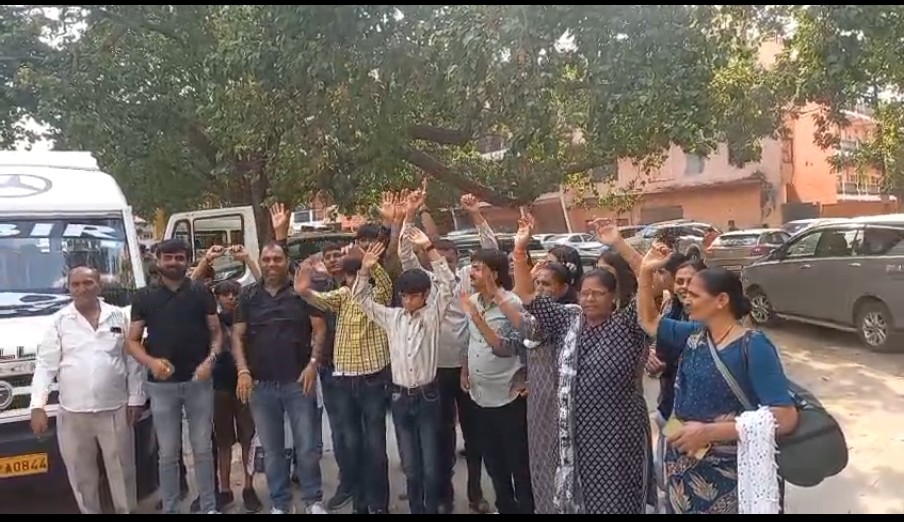 उत्तराखंड में चारधाम यात्रा के लिए हरिद्वार से पहला जत्था रवाना। मायादेवी मंदिर से गूंजे जयकारे।