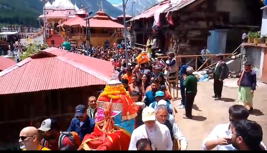 उत्तराखंड में माँ गंगा जी की पवित्र डोली शीतकालीन प्रवास स्थल मुखबा गांव से धाम के लिए रवाना।