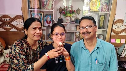 उत्तराखंड में बोर्ड टॉपर अनुष्का ने जेईई मेंस में भी मारी बाजी, शिक्षा मंत्री का फोन आया तो खुशी से झूम उठी।