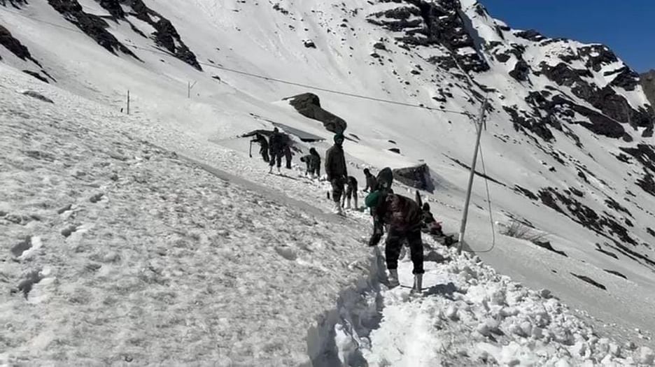 उत्तराखंड में घांघरिया से अटलाकोटी तक बर्फ के बीच जवानों ने बनाया रास्ता, पसरे 20 फीट ऊंचे हिमखंड, तसवीरें।