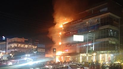 उत्तराखंड में चकराता रोड पर नेक्सा शोरूम के ऊपर होटल में लगी भीषण आग, मची अफरा तफरी।