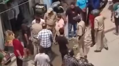 उत्तराखंड में यहाँ पर्यटकों व होटल कर्मी के बीच हुई कहासुनी, फिर चले लाठी-डंडे, सोशल मीडिया पर वीडियो वायरल।