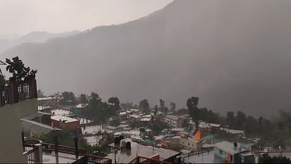 उत्तराखंड में बदरी-केदार की ऊंची चोटियों पर बर्फबारी, मैदान में बारिश, ओलावृष्टि से फसलों को नुकसान।