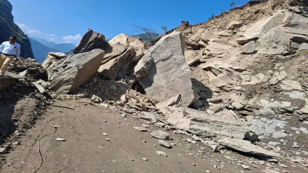 उत्तराखंड में टनकपुर-तवाघाट हाईवे पर दरकी चट्टान, आदि कैलास यात्रियों सहित 400 लोग फंसे; चीन सीमा का संपर्क भंग।