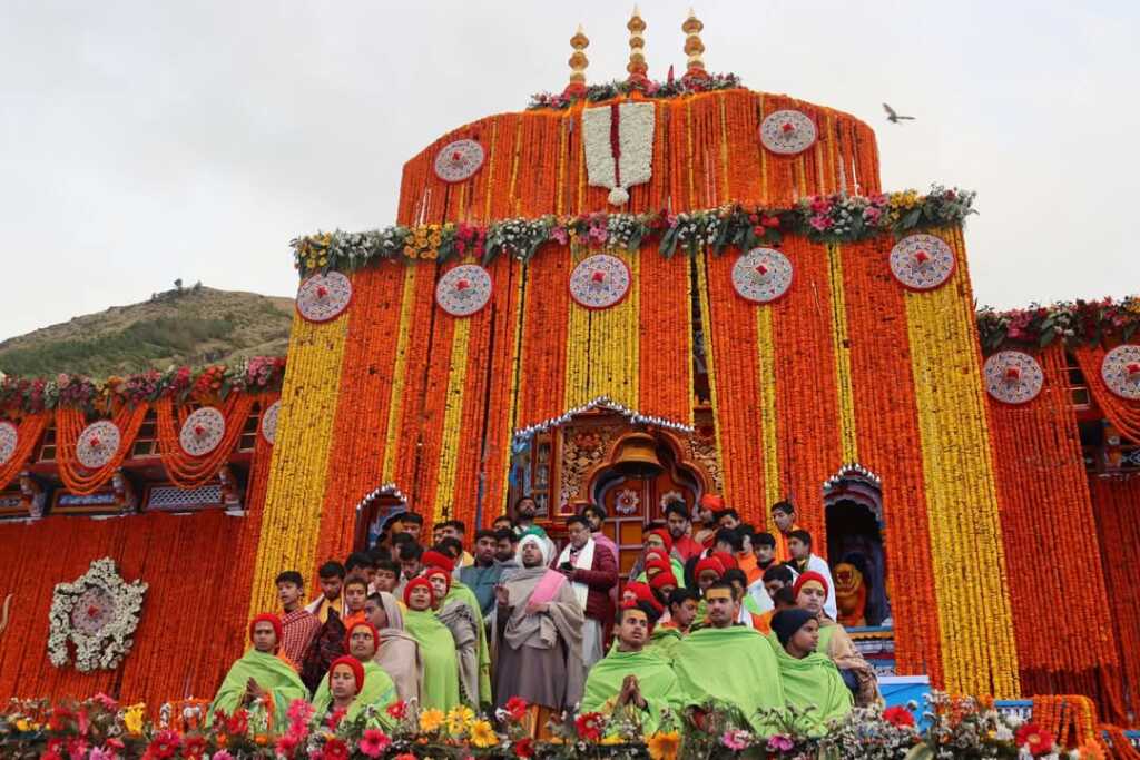 उत्तराखंड में हज़ारों श्रद्धालुओं की जय बद्री विशाल की गूंज के बीच खुले बद्री विशाल के कपाट, सीएम धामी रहें मौजूद।