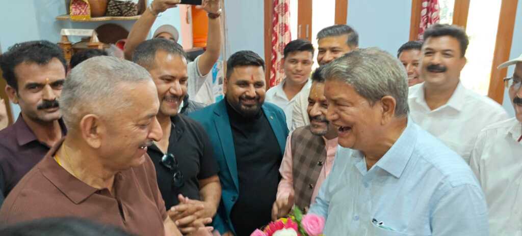 उत्तराखंड में हरीश रावत के मानने पर भी नही माने कांग्रेस नेता मयूख महर। पहले माफी मांगे करण माहरा तभी रहूँगा साथ।