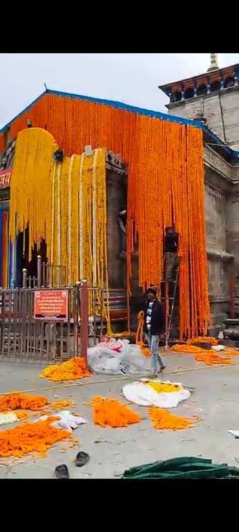 उत्तराखंड में फूलों से सजा केदारनाथ मंदिर, 2 मई को खुलेंगे कपाट।