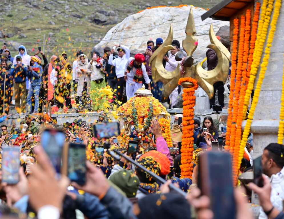 उत्तराखंड के केदार घाटी में आकर अभिभूत हो रहे श्रद्धालु, भगवान केदारनाथ की पंचमुखी उत्सव डोली पहुंची श्री केदारनाथ धाम।