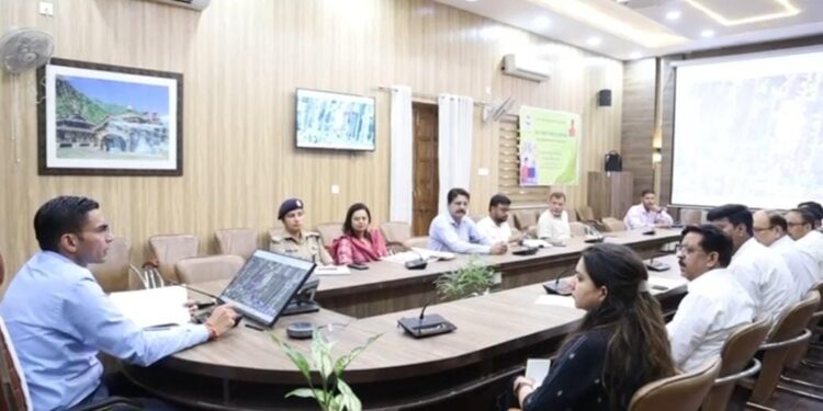 उत्तराखंड में जौलीग्रांट एयरपोर्ट विस्तारीकरण हेतु भूमि के बदले भूमि की मांग पर डीएम ने अधिकारियों से रिपोर्ट तलब की।