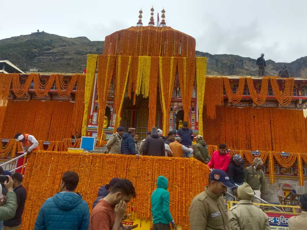 उत्तराखंड में रविवार को खुलेंगे श्री हरि के धाम बद्रीनाथ धाम के कपाट, ऐसे सजाया गया।