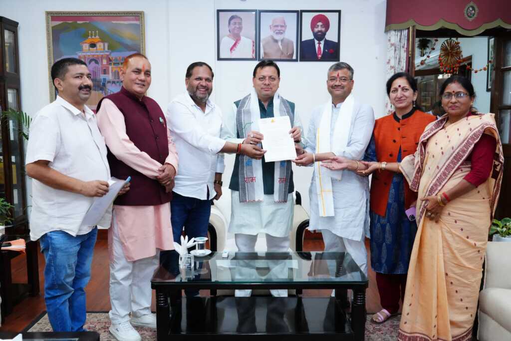 उत्तराखंड में मुख्यमंत्री पुष्कर सिंह धामी से मुख्यमंत्री आवास में मेयर देहरादून सौरभ थपलियाल सहित हरिद्वार मेयर एवं विभिन्न नगर पालिका अध्यक्षों ने मुलाक़ात की।