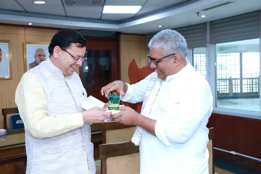 उत्तराखंड के मुख्यमंत्री पुष्कर सिंह धामी ने गुरुवार को नई दिल्ली में केंद्रीय वन, पर्यावरण एवं जलवायु परिवर्तन मंत्री भूपेंद्र यादव से की भेंट।