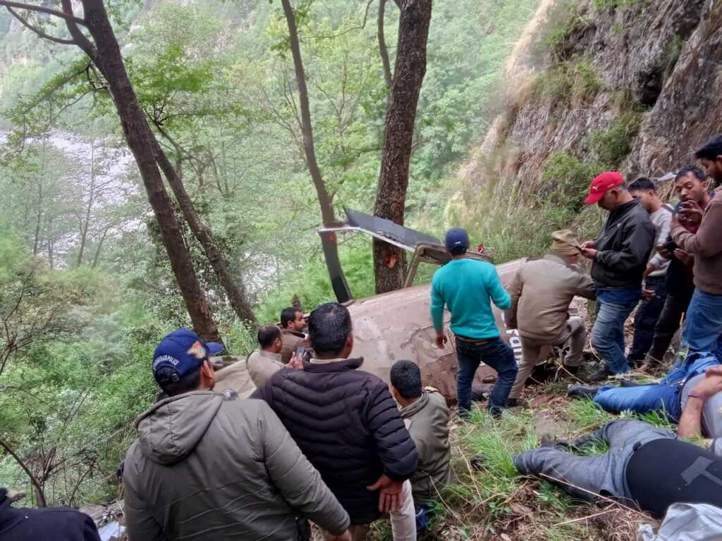 उत्तराखंड में आज सुबह 9 बजे गंगनानी से आगे हुआ एक हैलीकप्टर हदशा. प्राइवेट कम्पनी का बताया जा रहा है हेलीकाफ्टर।