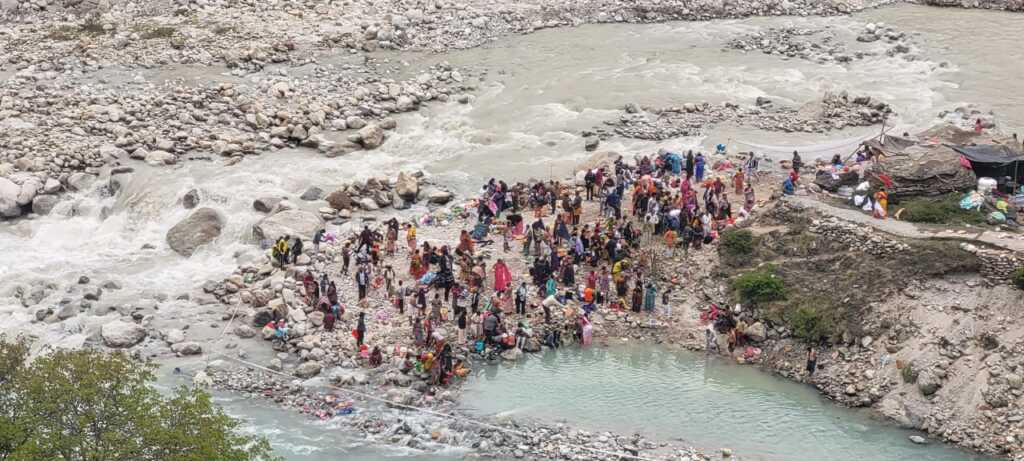 उत्तराखंड के माणा गांव में शुरु हुआ पुष्कर कुंभ, दक्षिण भारत के श्रद्धालुओं ने लगाई आस्था की डुबकी।