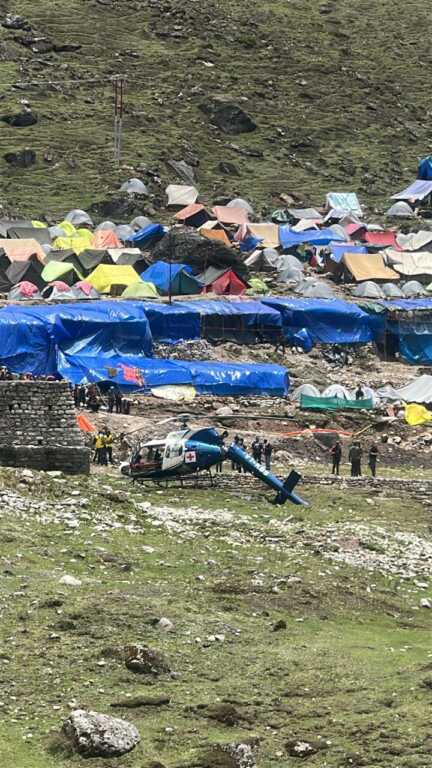 उत्तराखंड के केदारनाथ में एम्स हॉस्पिटल का हेली हुआ दुर्घटना ग्रस्त मरीज को लेने गया था सभी यात्री है सुरक्षित।