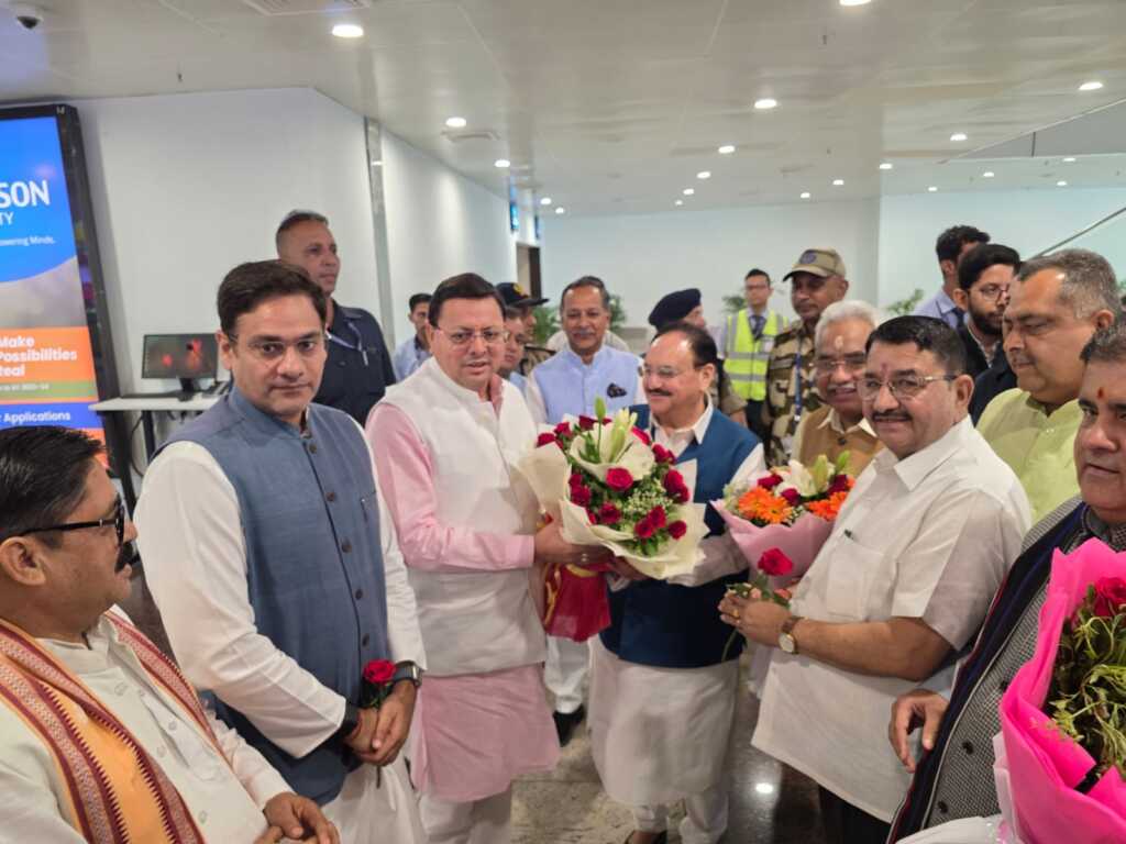 उत्तराखंड में बीजेपी राष्ट्रीय अध्यक्ष जे पी नड्डा पहुंचें उत्तराखंड, सीएम धामी ने किया स्वागत।