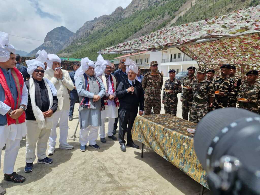 उत्तराखंड में केंद्रीय स्वास्थ्य मंत्री जीपी नड्डा ने पिथौरागढ़ में ली वाइब्रेंट विलेज योजना के कार्यों की जानकारी, जवानों से की भेंट।