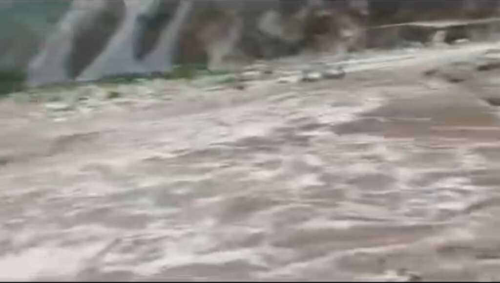 उत्तराखंड में बादल फटने से देहरादून की सौंग नदी ने किया रौद्र रूप धारण।