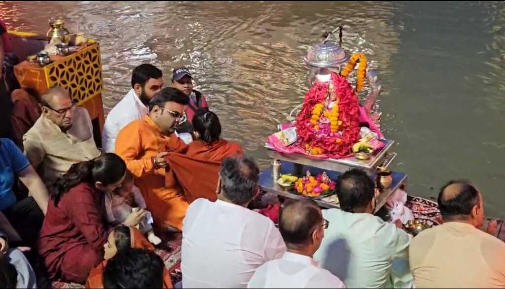 उत्तराखंड में जय शाह का हरिद्वार दौरा, मां गंगा के चरणों में परिवार संग अर्पित की आस्था।