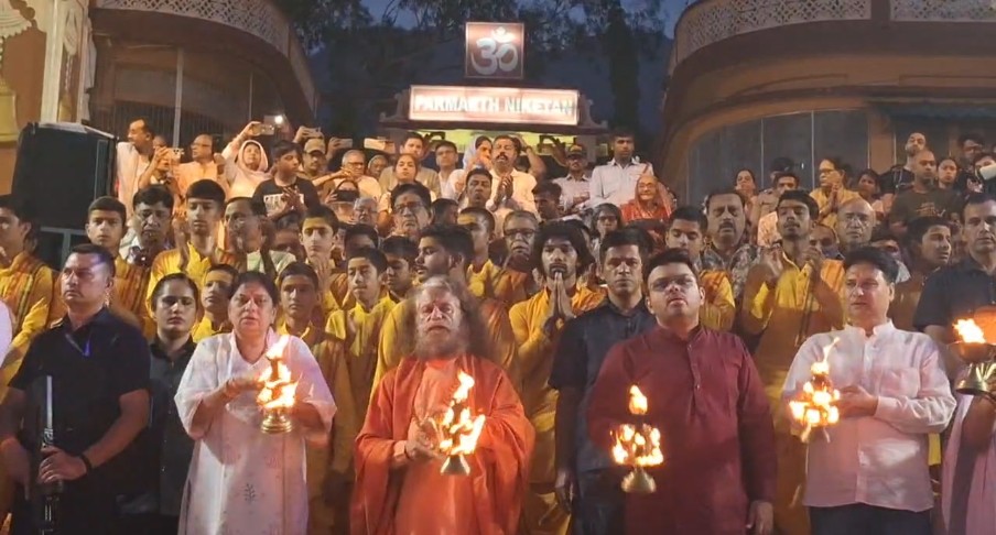 उत्तराखंड में परमार्थ निकेतन पहुंचे केंद्रीय मंत्री अमित शाह के पुत्र जय शाह।