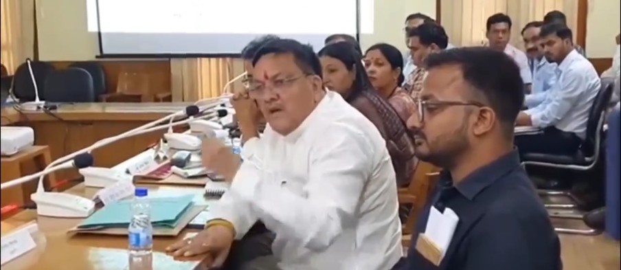 उत्तराखंड में यहाँ लगा आरोप: बिना रिश्वत लिए काम नहीं करते अधिकारी, बीजेपी मेयर का आरोप, सांसद के सामने खोली पोल।
