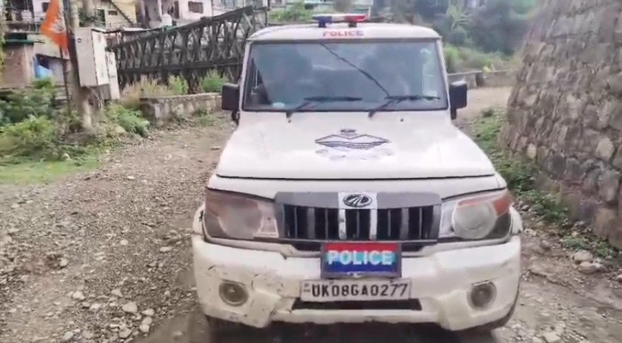 उत्तराखंड की राजधानी में पुलिस अलर्ट मोड पर, भारी बारिश के चलते नदी नाले के किनारे रहने वाले लोगों को किया जा रहा है सचेत।