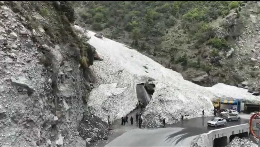 उत्तराखंड में पिघलते ग्लेशियर प्वाइंट पर रील्स-सेल्फी पड़ सकती है भारी, बरतें सावधानी बद्रीनाथ धाम की यात्रा पर जाने वाले यात्रियों के लिए महत्वपूर्ण चेतावनी।