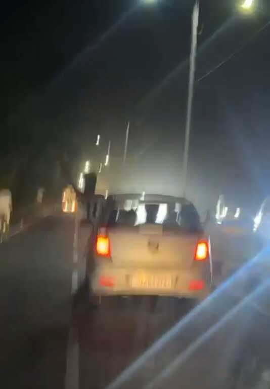 उत्तराखंड में हरिद्वार की सड़कों पर बेखौफ स्टंटबाज़ी, कार से झांकते, झूमते दिखे युवक।