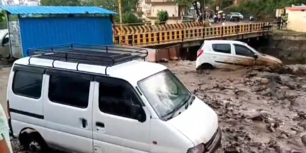 उत्तराखंड में बद्रीनाथ के पड़ाव पीपलकोटी क्षेत्र में भारी बारिश का कहर आया सामने। कई गाड़ियां भी मलबे में दब गई।