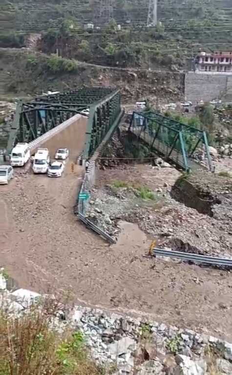 उत्तराखंड में आज बारिश ने एक बार फिर भरपाया कहर उत्तरकाशी बड़कोट के खरादी में भारी बारिश से यातायात बाधित।