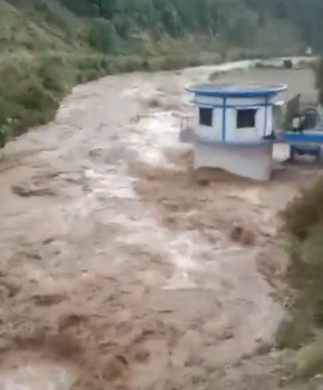 उत्तराखंड में जनपद पौड़ी के बीरोंखाल के रसिया महादेव में भारी बारिश से अफरा तफरी मच गई।