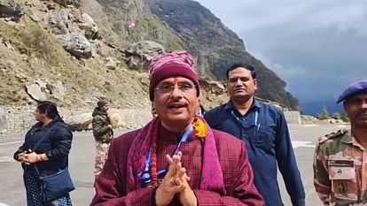 उत्तराखंड में यूपी के पूर्व उपमुख्यमंत्री ने किए बदरीनाथ के दर्शन, कहा- यहां का आध्यात्मिक माहौल अद्भुत है।