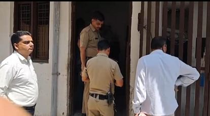 उत्तराखंड में यहाँ आयुर्वेदिक विभाग की टीम का गोदाम में छापा: जिस कंपनी में काम करता था उसी की बना रहा था नकली दवा, गिरफ्तार।
