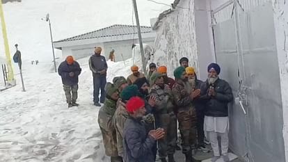 उत्तराखंड में जवानों ने हिमखंड काटकर बनाया रास्ता, हेमकुंड साहिब पहुंची टीम, सबसे पहले पढ़ी अरदास, तस्वीरें।
