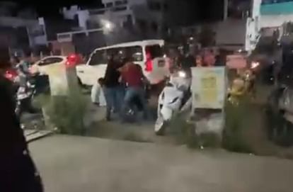 उत्तराखंड में हरिद्वार के रानीपुर मोड़ पर उस वक्त अफरा-तफरी मच गई जब आपसी कहासुनी के बाद दो गुट आमने-सामने आ गए।