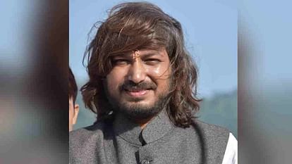 उत्तराखंड में यहाँ महंत रोहित गिरी की गिरफ्तारी के बाद आया नया मोड़, पत्नी ने ही दर्ज कराया हत्या के प्रयास का मुकदमा।