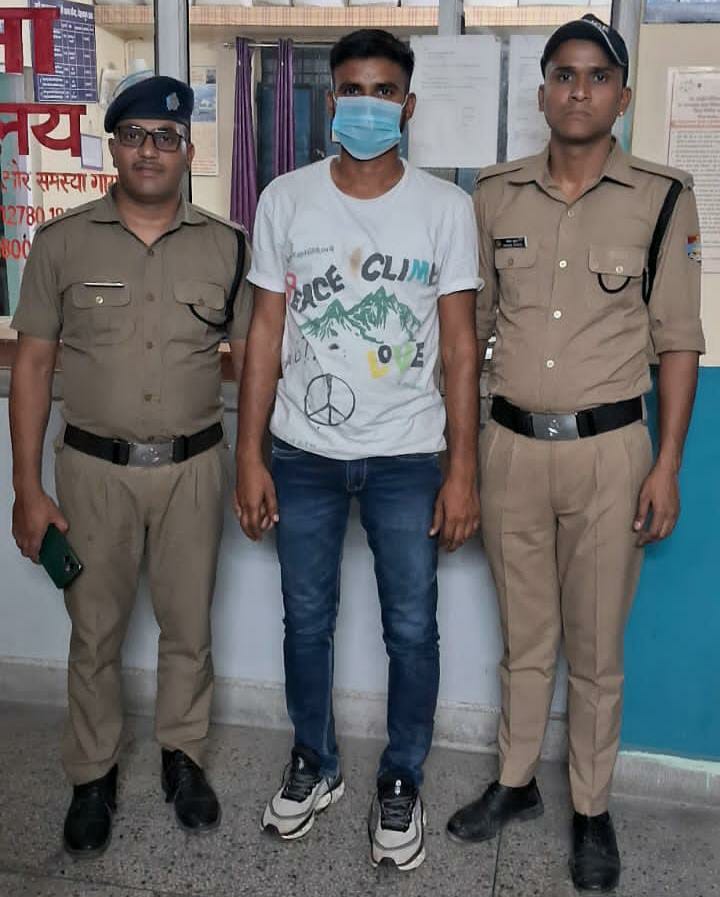 उत्तराखंड में यहाँ पुलिस की गिरफ्त में आए जूतों में ब्लूटूथ छुपाकर परीक्षा में नकल करने पहुंचे अभ्यर्थी।