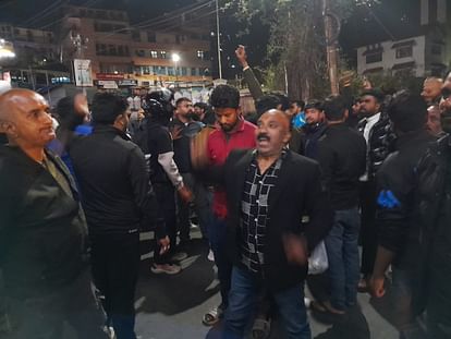 उत्तराखंड में यहाँ नाबालिग संग दुष्कर्म के बाद सांप्रदायिक तनाव, कई दुकानें तोड़ीं, मस्जिद पर पथराव, लाठीचार्ज।