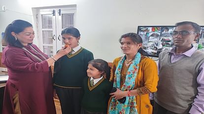 उत्तराखंड में 10वीं में नैनीताल की अस्मिता के 98.6% अंक, कहा- यूट्यूब से की थी पढ़ाई; पापा चलाते हैं नाव।
