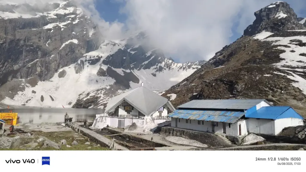 उत्तराखंड में बर्फ पिघलने से राहत, हेमकुंड साहिब यात्रा पर रोजाना 5000 श्रद्धालु पहुंच रहे; मन मोह रहीं पहाड़ियां।