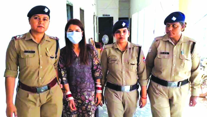 उत्तराखंड में यहाँ लुटेरी दुल्हन को पुलिस ने दबोचा, महिला पर दर्ज हैं कई मुकदमें।