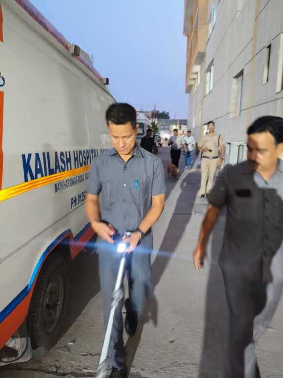 उत्तराखंड की राजधानी में कैलाश अस्पताल को बम से उड़ाने की धमकी पुलिस टीम ने बम स्क्वायड और डॉग स्क्वॉड के साथ खंगाला पूरी अस्पताल।