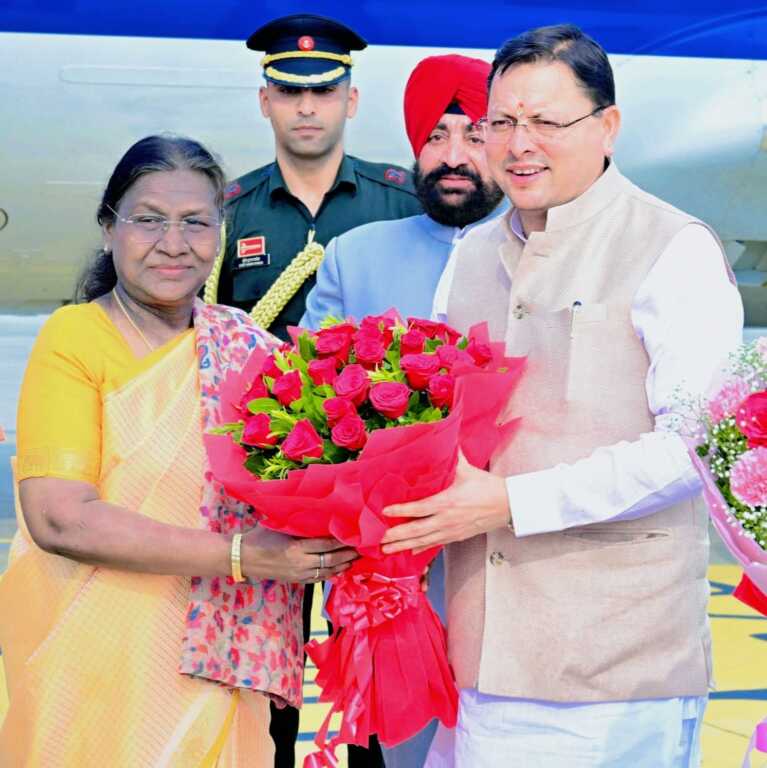 उत्तराखंड में आज राष्ट्रपति द्रौपदी मुर्मू पहुंची, जॉली ग्रांट एयरपोर्ट पर मुख्यमंत्री धामी एवं राज्यपाल ने किया स्वागत।