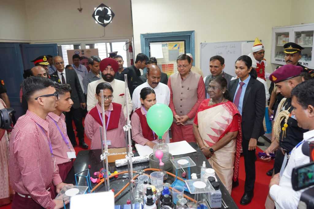 उत्तराखंड के NIVH मे राष्ट्रपति द्रोपदी मुर्मू ने दृष्टि बाधित बच्चों से किया संवाद, छात्रों द्वारा लगाई गई विज्ञान प्रदर्शनी और लैब का भी अवलोकन किया।